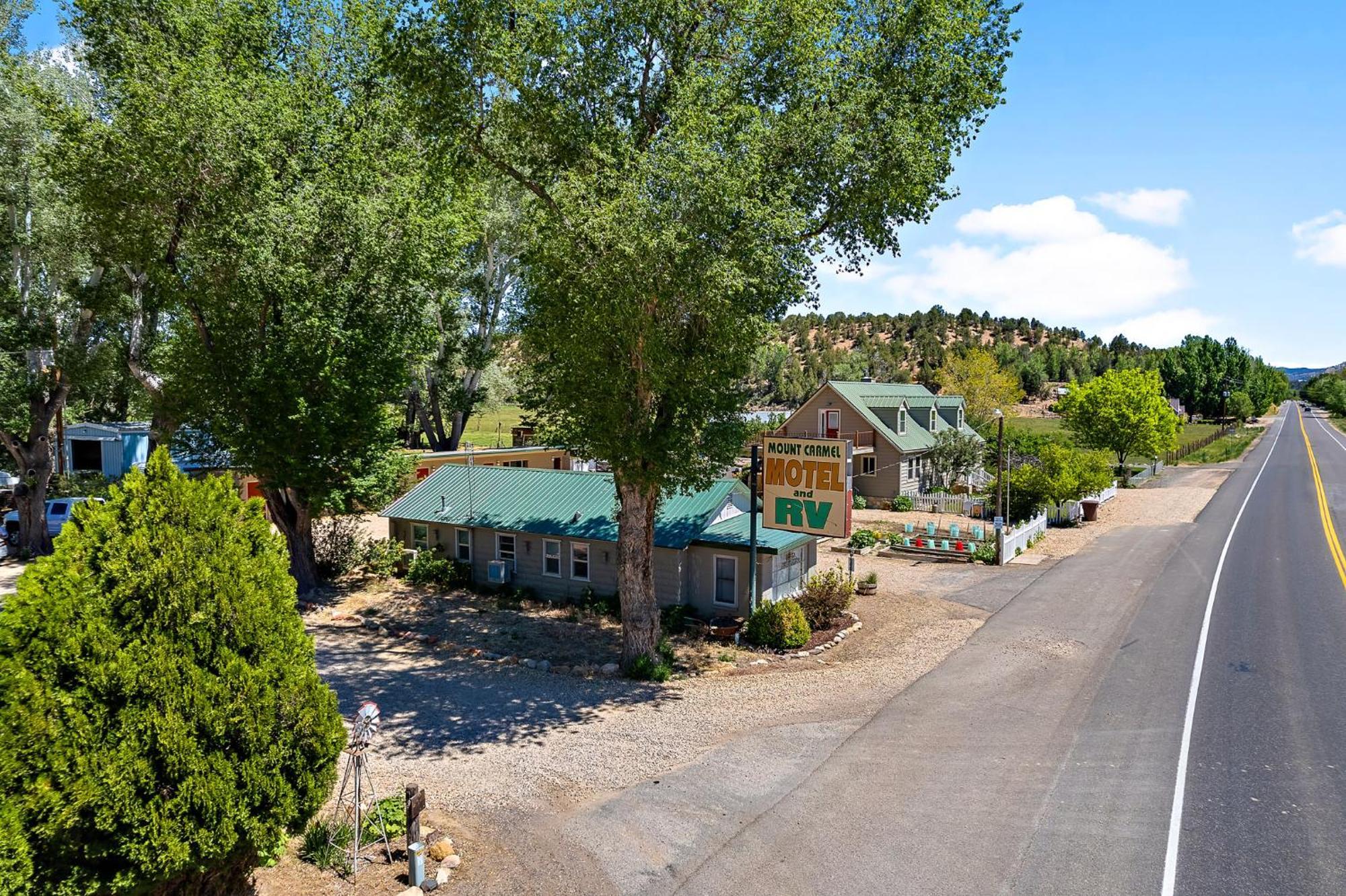 The Park Cabin At Mount Carmel Motel And Rv Park เมานท์คาร์เมล ภายนอก รูปภาพ